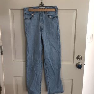 Levi’s Ribcage Straight jeans. Light stripes. 30